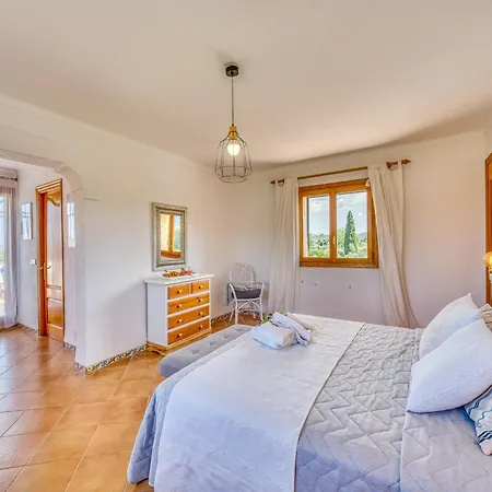 5 Bedroom Country House, Holiday home